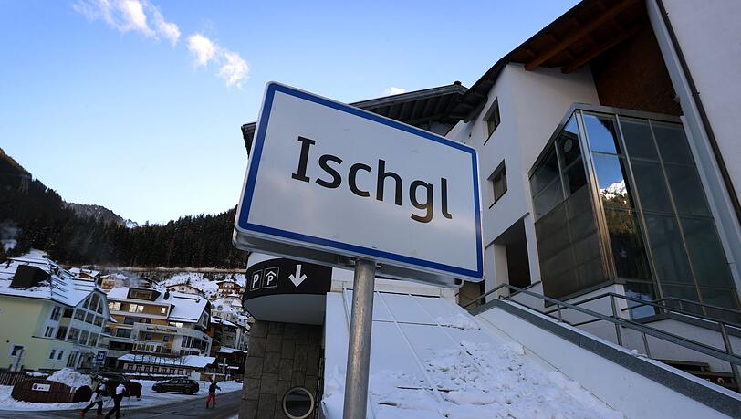 Ein Ortsschild von Ischgl steht nahe der Silvrettabahn.