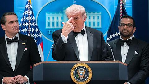 US-Präsident Trump trat nach dem Vorfall im Smoking vor die Presse. US-Präsident Trump trat nach dem Vorfall im Smoking vor die Presse.