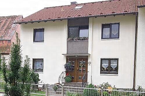 Winkelhaid: In diesem schmucken Anwesen am Dorfteich ging Armin H. (45) mit einem Kampfmesser auf seine Mutter und seinen Stiefvater (beide 63) los.
