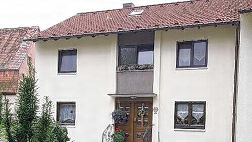 Winkelhaid: In diesem schmucken Anwesen am Dorfteich ging Armin H. (45) mit einem Kampfmesser auf seine Mutter und seinen Stiefvater (beide 63) los. Winkelhaid: In diesem schmucken Anwesen am Dorfteich ging Armin H. (45) mit einem Kampfmesser auf seine Mutter und seinen Stiefvater (beide 63) los.