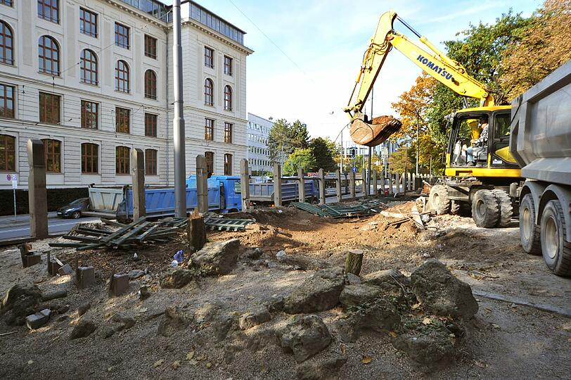 Die letzten Sonnenstrahlen bleiben von Biergartenlustigen ungenutzt. Dafür rollt der Bagger &ndash; im März soll alles fertig sein.