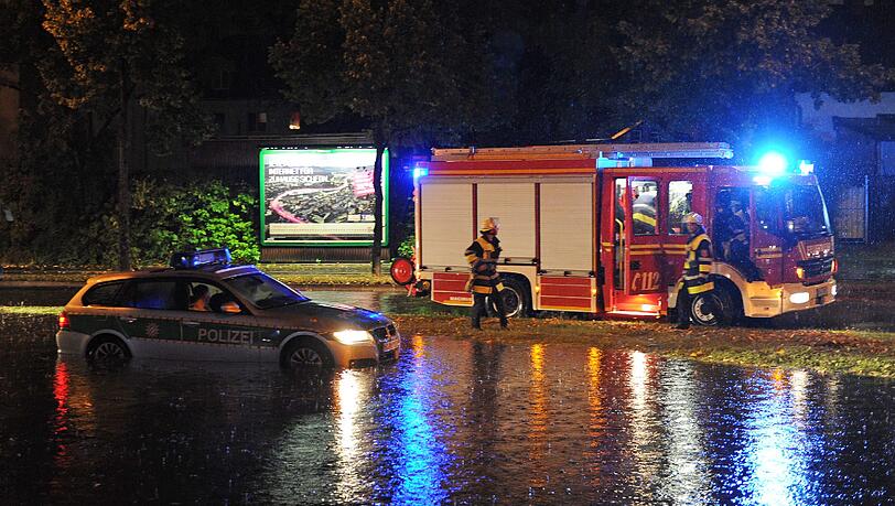 Schweres Unwetter in der Nacht zum Freitag in München: Es entstand ein Millionenschaden. Die Bilder von den Feuerwehreinsätzen Schweres Unwetter in der Nacht zum Freitag in München: Es entstand ein Millionenschaden. Die Bilder von den Feuerwehreinsätzen