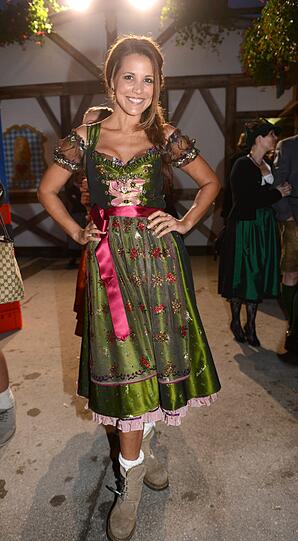 Die Fernsehmoderatorin Karen Webb in ihrem Dirndl.