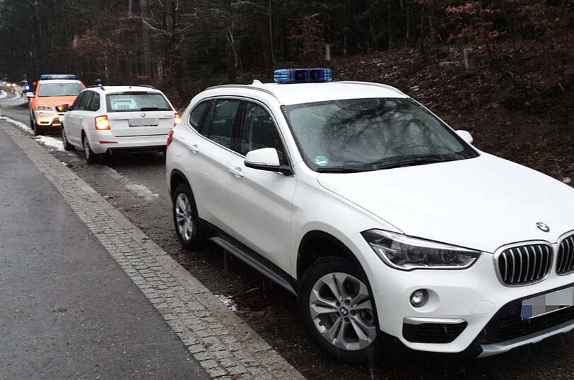 Am Mittwoch ist ein Schulbus von der Straße abgekommen und gegen einen Baumstumpf geprallt.