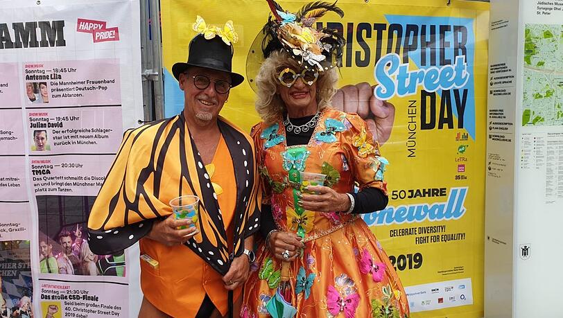 Am Samstag wird in der Innenstadt sehr bunt demonstriert und gefeiert. Die CSD-Urgesteine Dieter und Peter dürfen beim CSD nicht fehlen. Am Samstag wird in der Innenstadt sehr bunt demonstriert und gefeiert. Die CSD-Urgesteine Dieter und Peter dürfen beim CSD nicht fehlen.