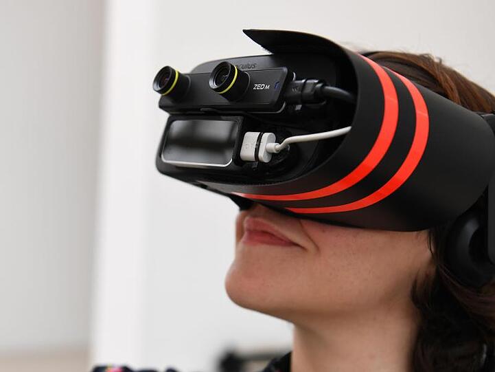 Eine Frau trägt eine Virtual Reality-Brille. Foto: