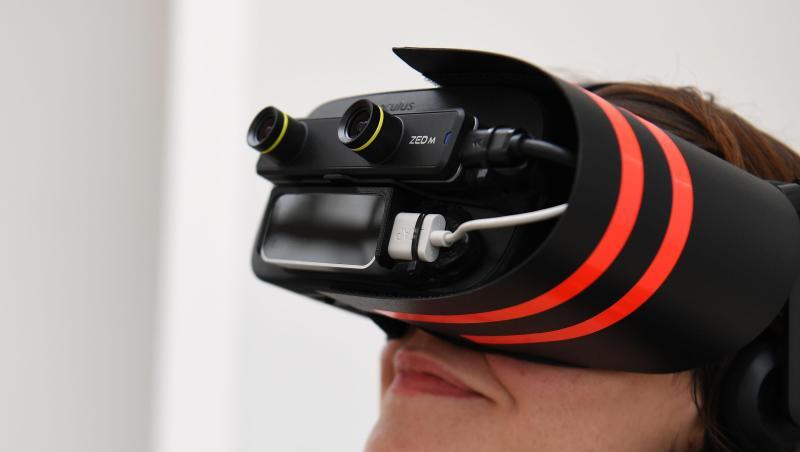 Eine Frau trägt eine Virtual Reality-Brille. Foto: Eine Frau trägt eine Virtual Reality-Brille. Foto: