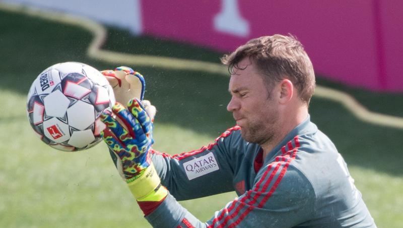 Torwart Manuel Neuer steht während einer Übungseinheit im Tor und fängt einen Ball. Foto: Peter Kneffel/Archiv Torwart Manuel Neuer steht während einer Übungseinheit im Tor und fängt einen Ball. Foto: Peter Kneffel/Archiv