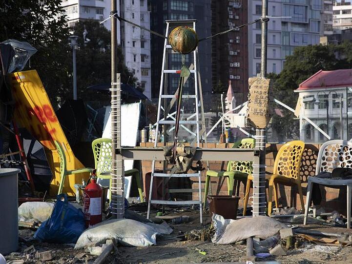 Unter anderem mit einem selbstgebauten Katapult hatten die Demonstranten sich gegen die anrückende Polizei zur Wehr gesetzt.