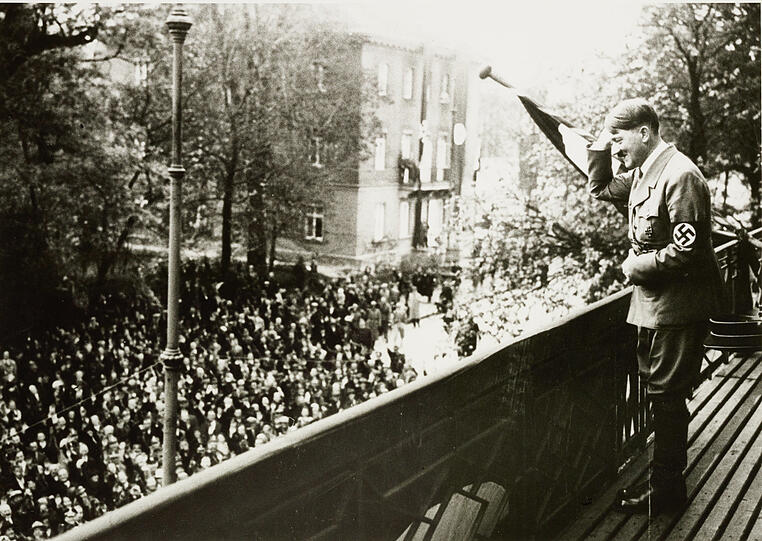 Adolf Hitler auf dem Balkon des Braunen Hauses 1936.