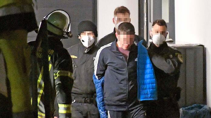 Nach Drohungen: Der 58-jährige wird aus dem Wohnhaus in Ottobrunn abgeführt.