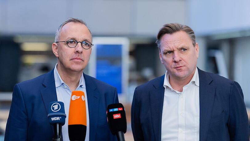 Insolvenzverwalter Stefan Denkhaus (l.) und Olivier van den Bossche, Vorstandsvorsitzender von Galeria Karstadt Kaufhof, in der Konzernzentrale in Essen.