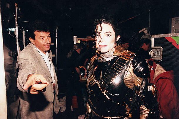 Michael Jackson vor seinem Auftritt 1997 mit seinem Produzenten Tarak Ben Ammar. Michael Jackson vor seinem Auftritt 1997 mit seinem Produzenten Tarak Ben Ammar.