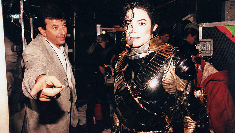 Michael Jackson  vor seinem Auftritt 1997  mit seinem Produzenten  Tarak Ben Ammar.