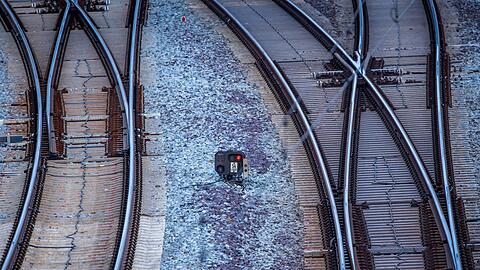 Für rund eine Stunde war die Strecke Eichstätt-Ingolstadt für Züge gesperrt. (Symbolbild) Für rund eine Stunde war die Strecke Eichstätt-Ingolstadt für Züge gesperrt. (Symbolbild)