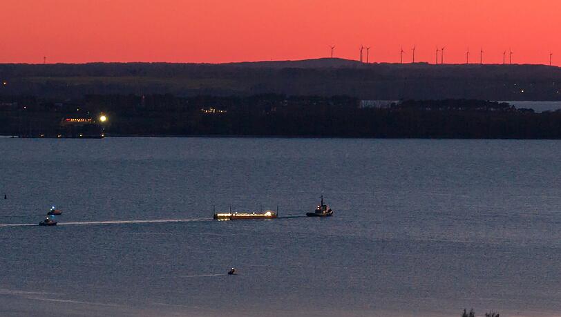 Das Schleppschiff Robin Hood (r) schleppt die Barge in die Ostsee Richtung Fehmarn.