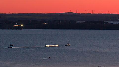 Das Schleppschiff Robin Hood (r) schleppt die Barge in die Ostsee Richtung Fehmarn.