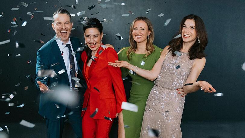 "Alles was zählt" feiert 20-Jahre-Jubiläum. Mit dabei sind die aktuellen Hauptdarstellerinnen und Hauptdarsteller, von links: Marc Dumitru, Tatjana Clasing, Ania Niedieck und Bianca Hein. "Alles was zählt" feiert 20-Jahre-Jubiläum. Mit dabei sind die aktuellen Hauptdarstellerinnen und Hauptdarsteller, von links: Marc Dumitru, Tatjana Clasing, Ania Niedieck und Bianca Hein.