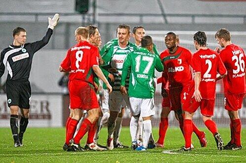 Kaum im Spiel, sorgte Stephan Schröck (Mitte) schon mächtig für Aufregung im eigenen und im Augsburger Lager. Resultat: Rudelbildung und drei Gelbe Karten.