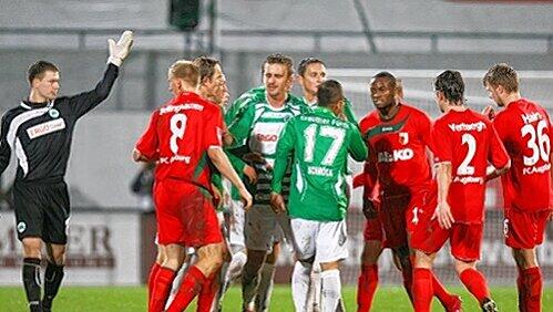 Kaum im Spiel, sorgte Stephan Schröck (Mitte) schon mächtig für Aufregung im eigenen und im Augsburger Lager. Resultat: Rudelbildung und drei Gelbe Karten. Kaum im Spiel, sorgte Stephan Schröck (Mitte) schon mächtig für Aufregung im eigenen und im Augsburger Lager. Resultat: Rudelbildung und drei Gelbe Karten.