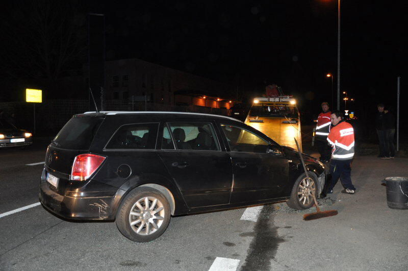 Beim Einfahren in die Kreuzung missachtete ein Fahrer die Vorfahrtsregeln. Sein Auto wurde von zwei weiteren gerammt und durch die Luft geschleudert.