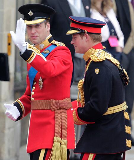 Prinz William und sein Bruder Harry als sein Trauzeuge gehen über den Roten Teppich in die Kathedrale.