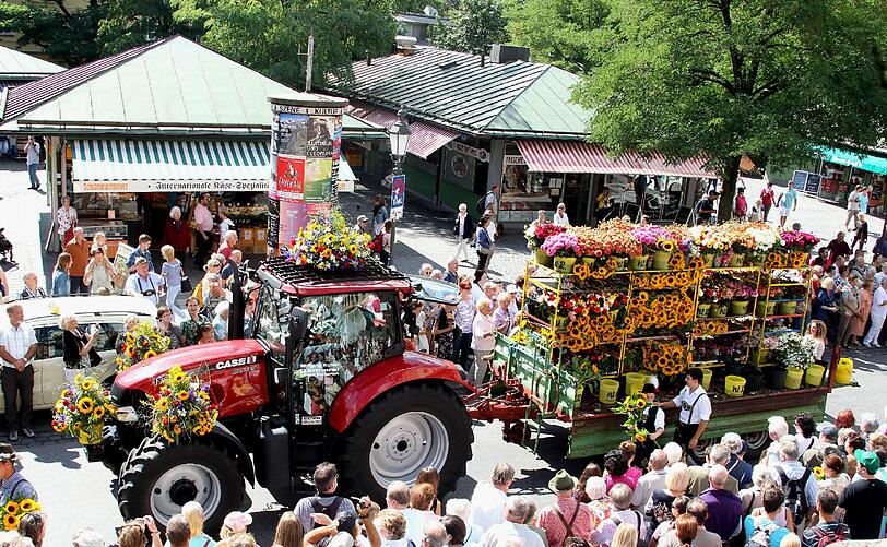Der Gärtnerjahrtag geht auf ein Gelübde nach der Pestzeit im 17. Jahrhundert zurück. Bis heute wird es bei der heiligen Gertrud von Nivelles, der Schutzpatronin der Gärtner abgelegt. Das Gärtnerfest gehört mit Metzgersprung und Schäfflertanz zu den ältesten Brauchtümern der Stadt München.