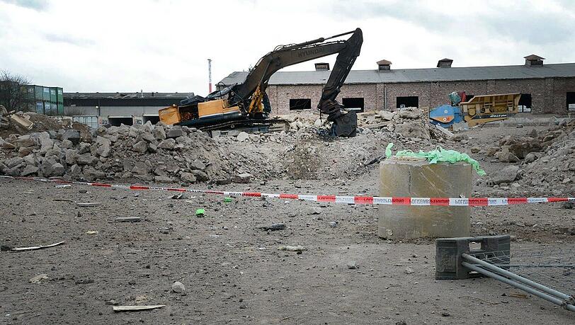 Bei Baggerarbeiten in Euskirchen in der Nähe von Bonn ist eine Weltkriegs-Bombe explodiert. Der Baggerfahrer kam
ums Leben. Bilder vom Unglücksort. Bei Baggerarbeiten in Euskirchen in der Nähe von Bonn ist eine Weltkriegs-Bombe explodiert. Der Baggerfahrer kam
ums Leben. Bilder vom Unglücksort.