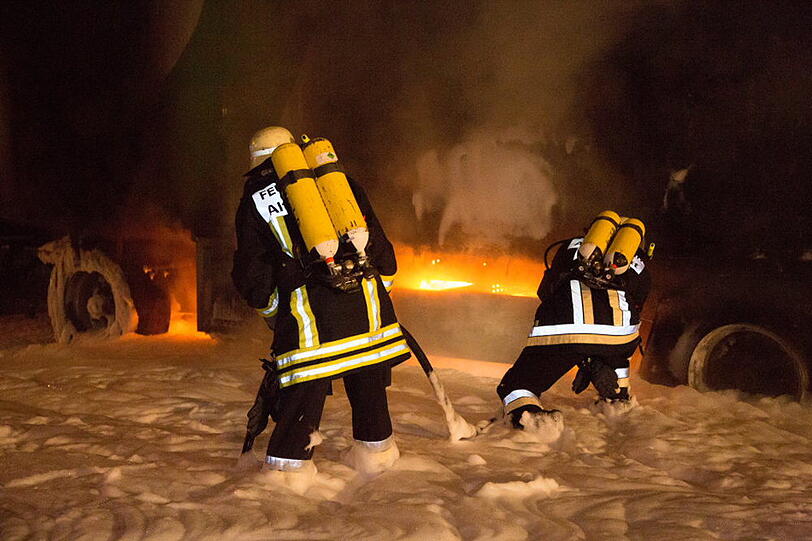 Die Feuerwehr musste einen brennenden Fleischanhänger mit Schaum löschen. Hier die Bilder vom Brand.