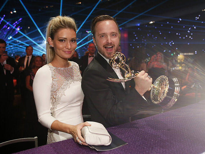 Aaron Paul zeigt neben seiner Frau Lauren Parsekian stolz den Emmy