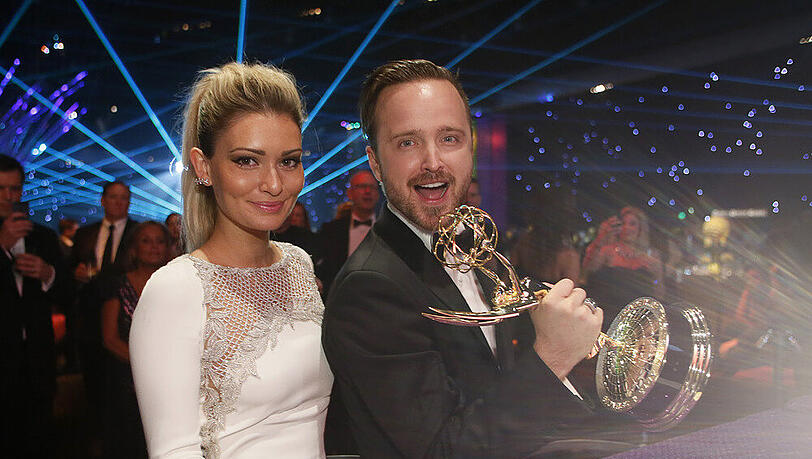 Aaron Paul zeigt neben seiner Frau Lauren Parsekian stolz den Emmy Aaron Paul zeigt neben seiner Frau Lauren Parsekian stolz den Emmy