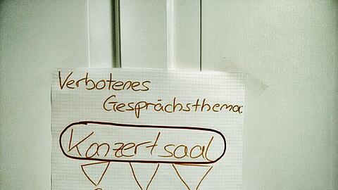 Dieses Schild warnte kürzlich am Eingang zu einer Münchner Wohnung vor gefährlichen Gesprächsthemen bei einer Feier.