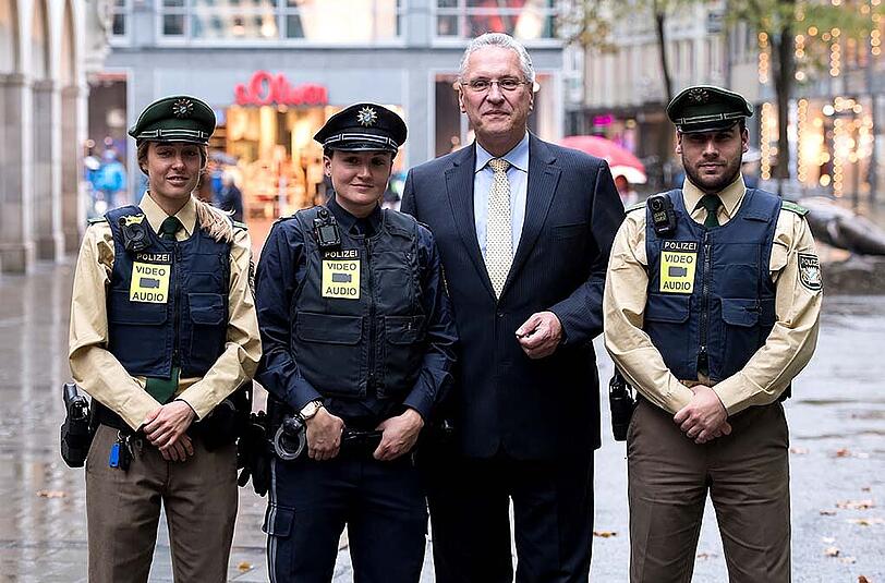 Bayerns Innenminister Joachim Herrmann mit am Mittwoch in München. Die Polizisten tragen die neuen Body-Cams.
