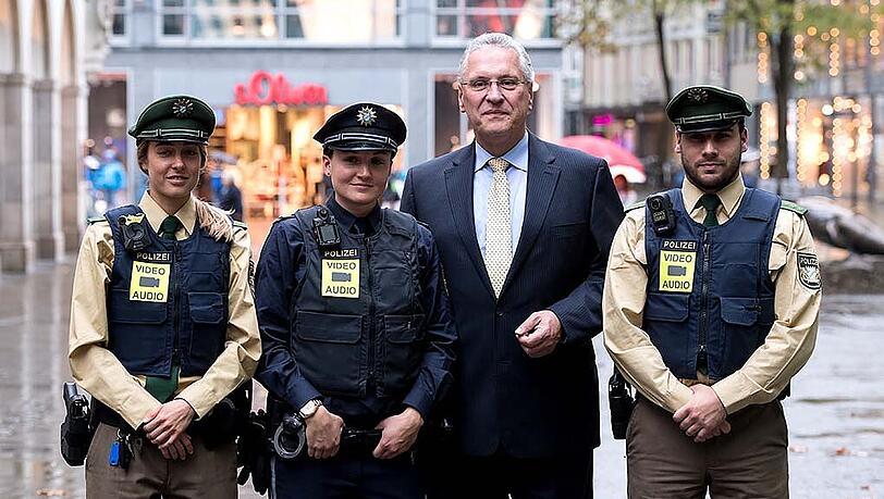 Bayerns Innenminister Joachim Herrmann mit am Mittwoch in München. Die Polizisten tragen die neuen Body-Cams. Bayerns Innenminister Joachim Herrmann mit am Mittwoch in München. Die Polizisten tragen die neuen Body-Cams.