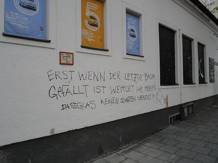 ... hier ärgert sich jemand an der Hauswand über die gefällten Bäume...