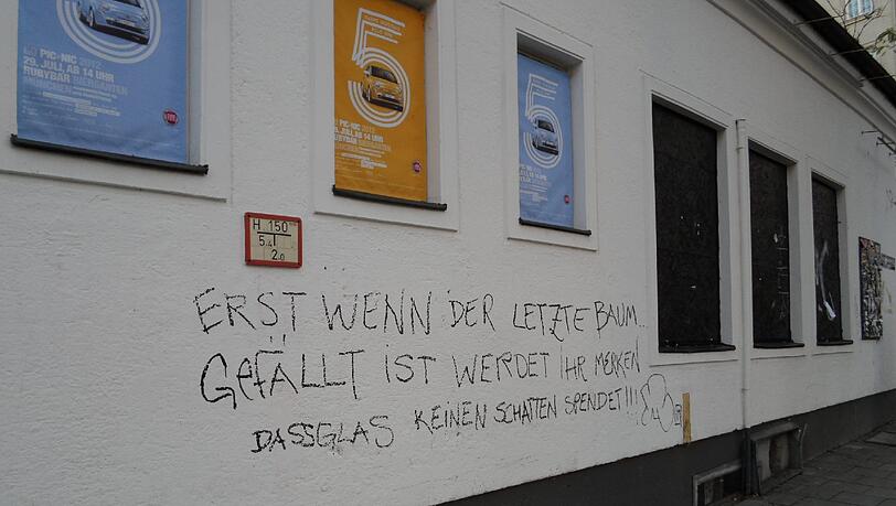 ... hier ärgert sich jemand an der Hauswand über die gefällten Bäume... ... hier ärgert sich jemand an der Hauswand über die gefällten Bäume...