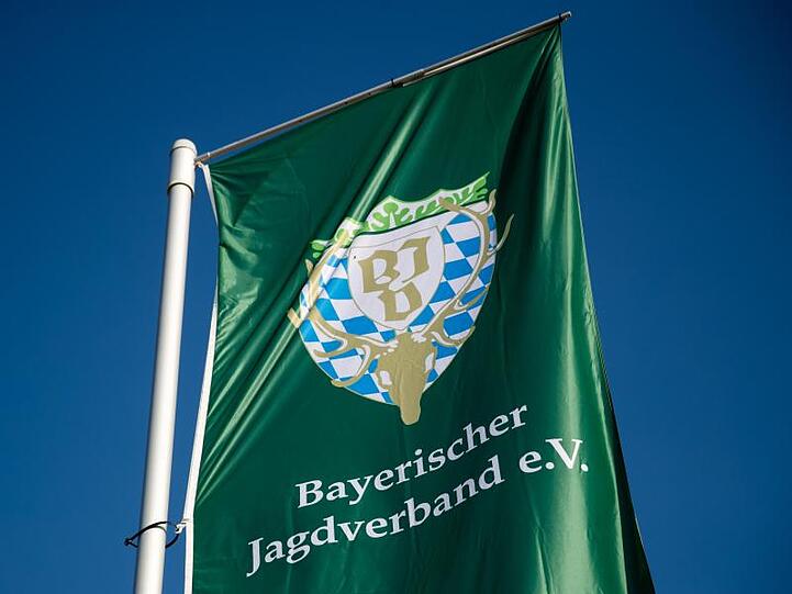 Die Fahne des Bayerischen Jagdverbandes (BJV). Foto: Daniel Karmann/dpa/Archivbild
