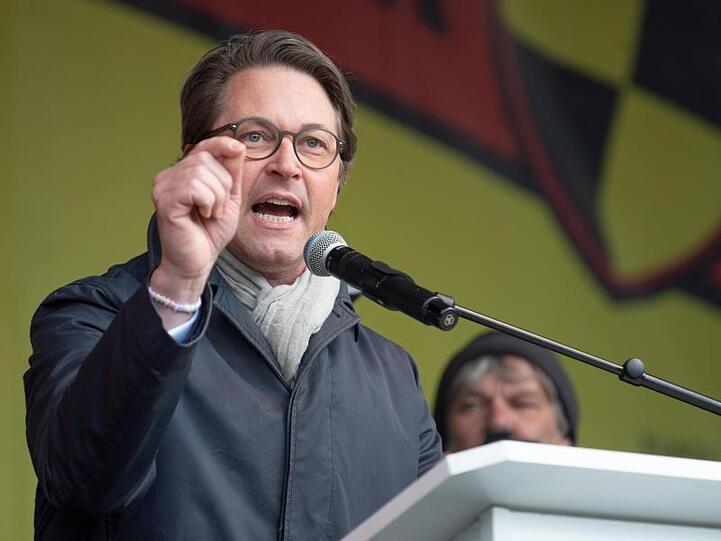 Andreas Scheuer (CSU), Bundesverkehrsminister, spricht während einer Kundgebung des Bundesverbandes Taxi. Foto: Monika Skolimowska/Archivbild