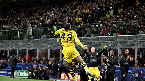 Dortmunds Jamie Bynoe-Gittens bejubelt sein Tor zum 2:1.