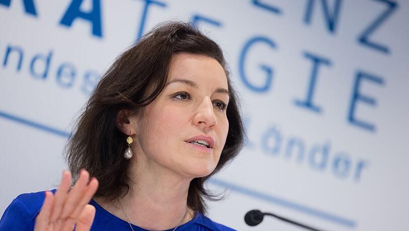 Forschungsministerin Dorothee Bär nennt die neuen Vorgaben für Harvard "fatal". (Archivbild)