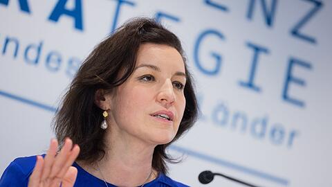 Forschungsministerin Dorothee Bär nennt die neuen Vorgaben für Harvard "fatal". (Archivbild)