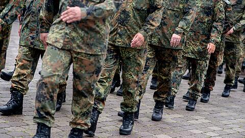 Reservisten der Bundeswehr marschieren.