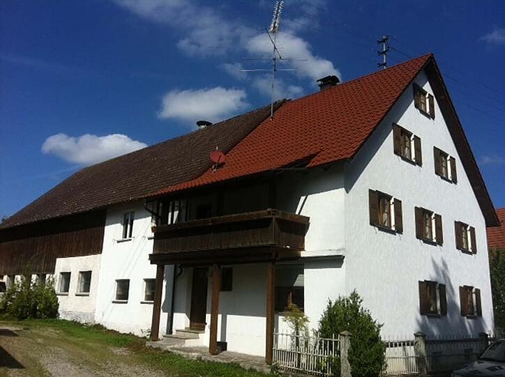In diesem Haus im einem kleien Dorf im Lankreis Günzburg fiel der Familienvater immer wieder über seine beiden Töchter her und missbrauchte sie.