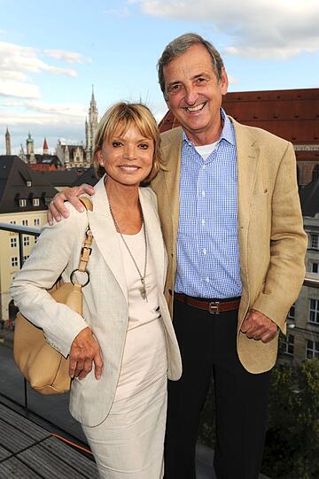 Auch sie genossen den schönen Blick von der Dachterrasse Dieter Hermann und Uschi Glas.