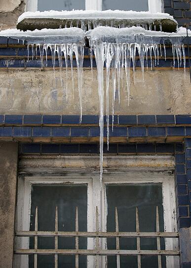 Riesige Eiszapfen hängen von einem Fensterbrett in Berlin. Einen Tag vor dem kalendarischen Frühlingsanfang hat der Winter die Hauptstadt fest im Griff.