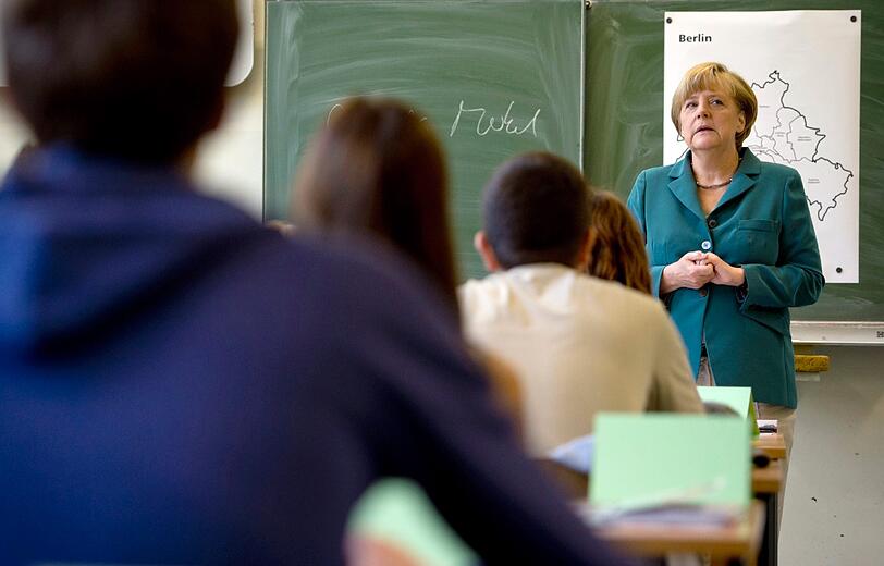 "Guten Morgen Frau Merkel" - Die Kanzlerin als Aushilfslehrerin in Berlin. Die Bilder!