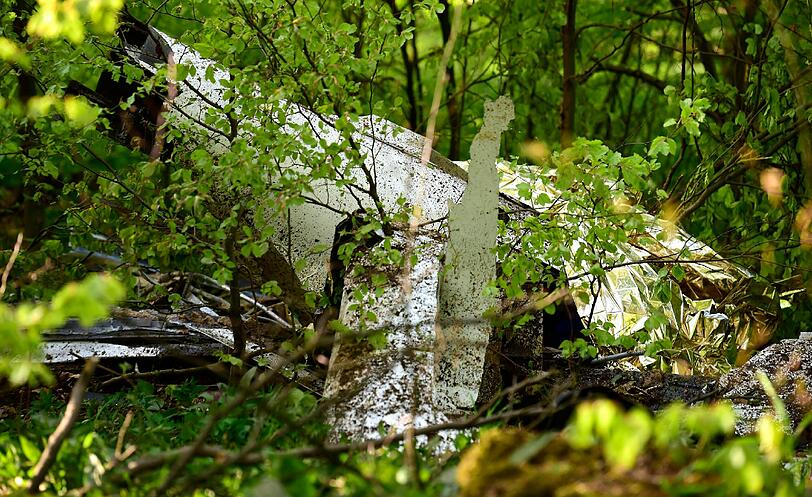 Flugzeugabsturz in Niedersachsen bei Bad Münder: Ein Toter! Die Bilder...