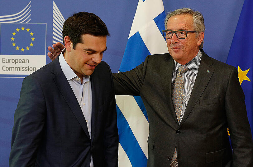 Die griechische Regierung unter Ministerpräsident Alexis Tsipras (l.) versucht vor dem anstehenden Krisentreffen am Mittwoch in Brüssel die Wogen zu glätten. Rechts: Der Präsident der Europäischen Kommission Jean-Claude Juncker.