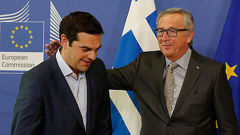 Die griechische Regierung unter Ministerpräsident Alexis Tsipras (l.) versucht vor dem anstehenden Krisentreffen am Mittwoch in Brüssel die Wogen zu glätten. Rechts: Der Präsident der Europäischen Kommission Jean-Claude Juncker.