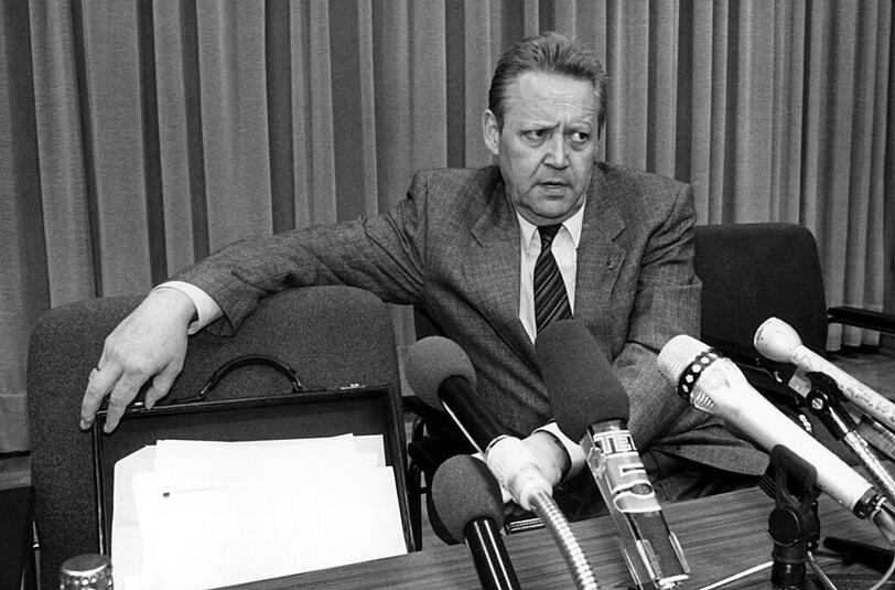 Ein Dokumkent der Weltgeschichte: Günter Schabowski während der legendären Pressekonferenz der SED am 9. November 1989 in Berlin.